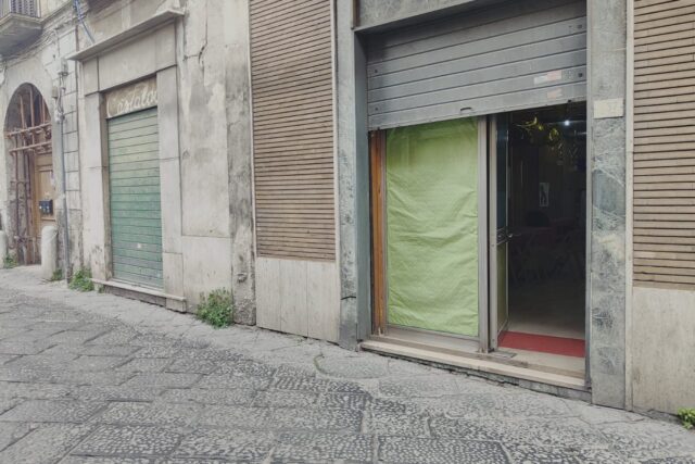 Locale commerciale centro storico Nola